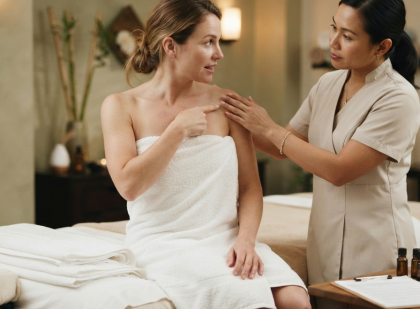 Trước massage tinh dầu nên báo các vùng đang đau hoặc nhạy cảm